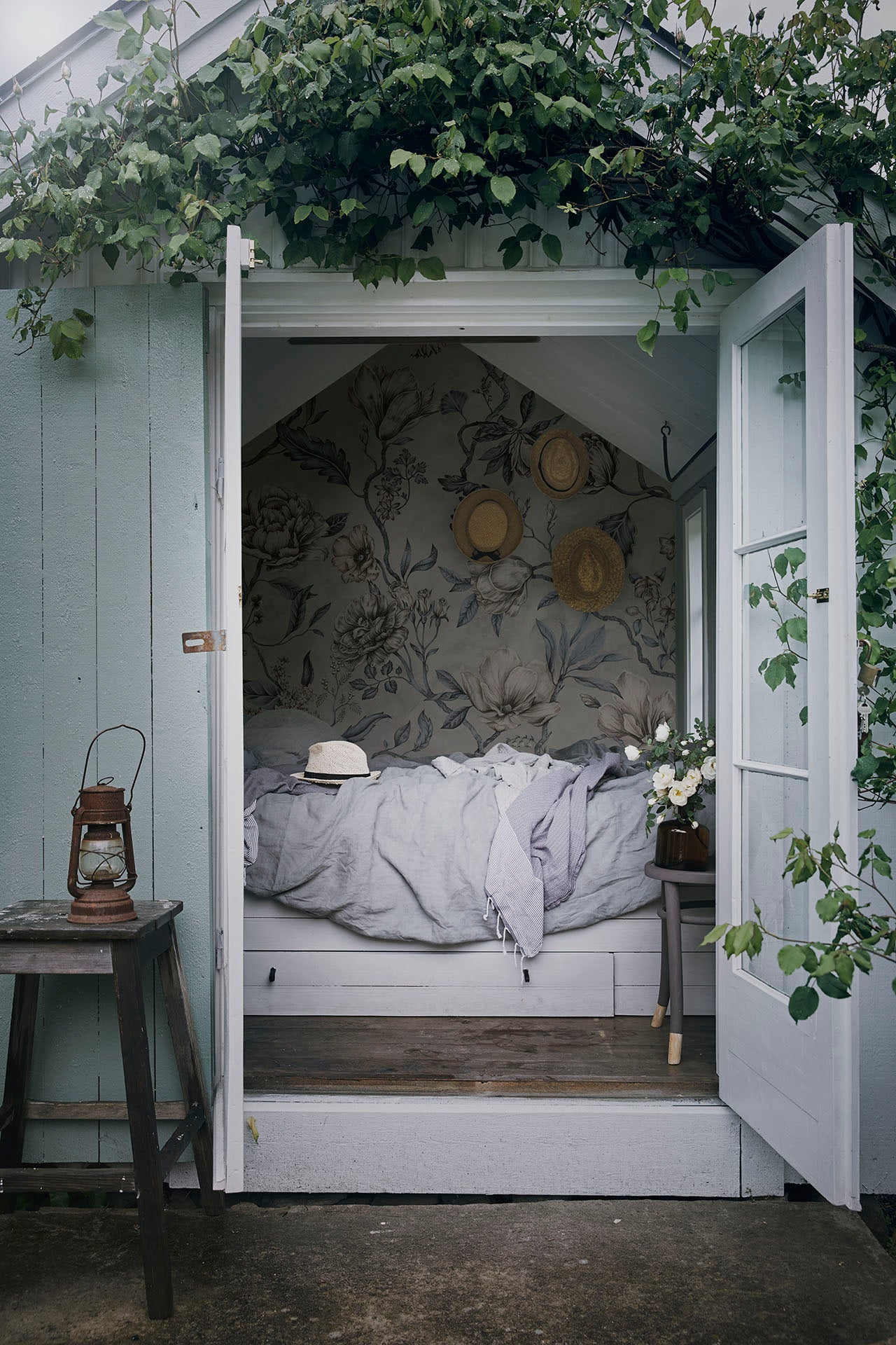 Bloemenbehang - Belinda Misty Blue (muurschildering)