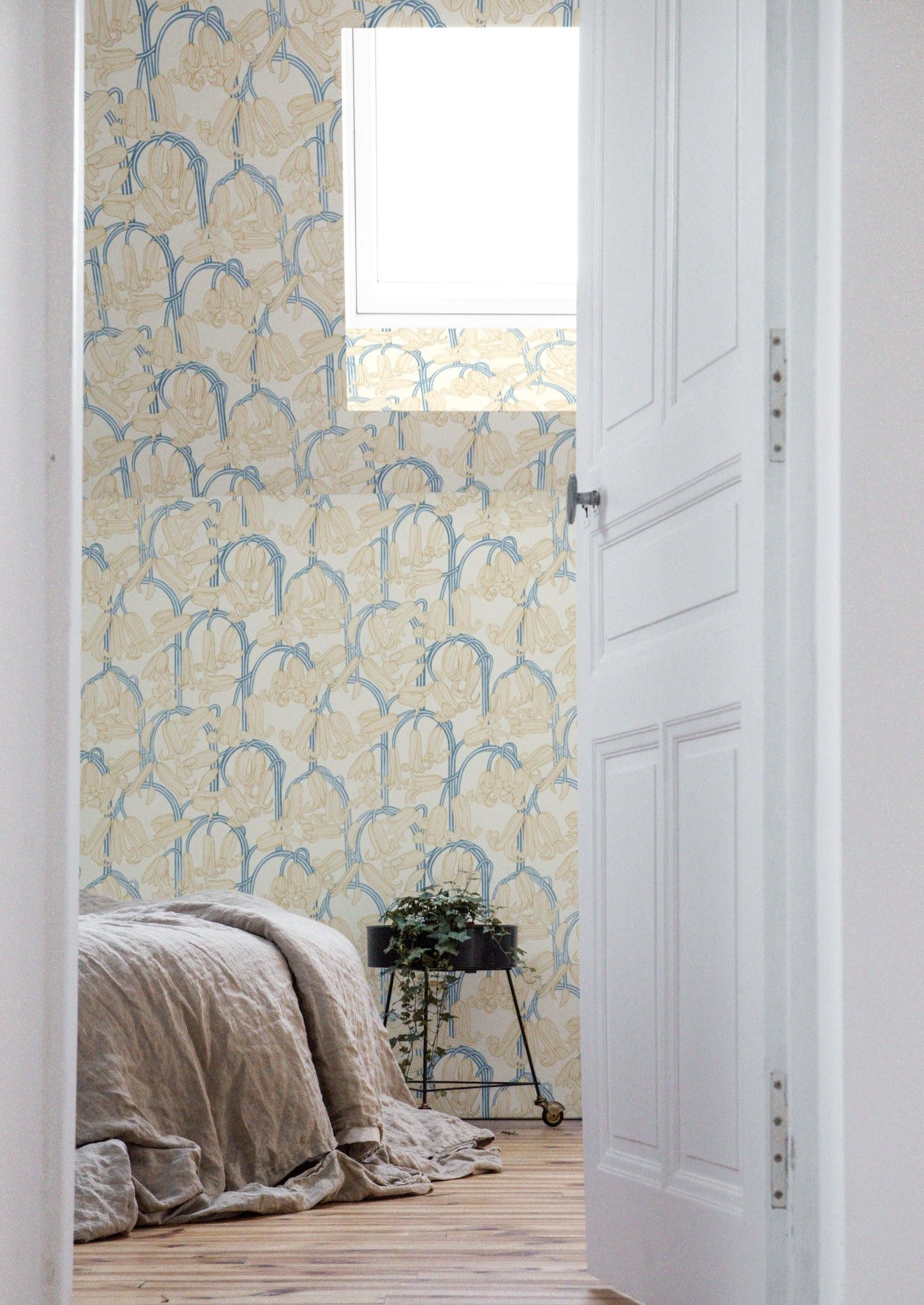 Summer Gray Wallpaper - Bluebells - Cream