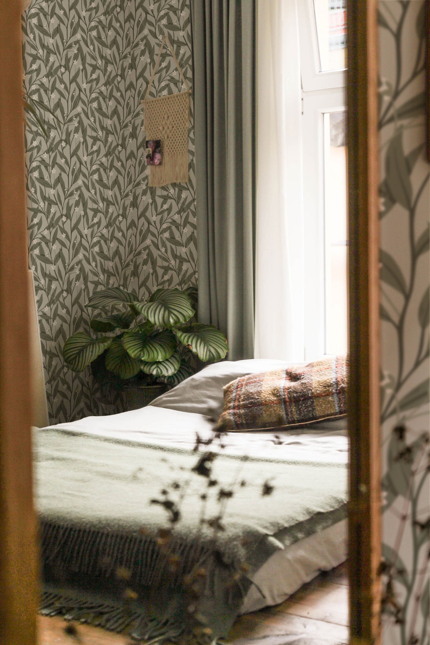 Summer Gray Wallpaper - Anemone - Dark Green