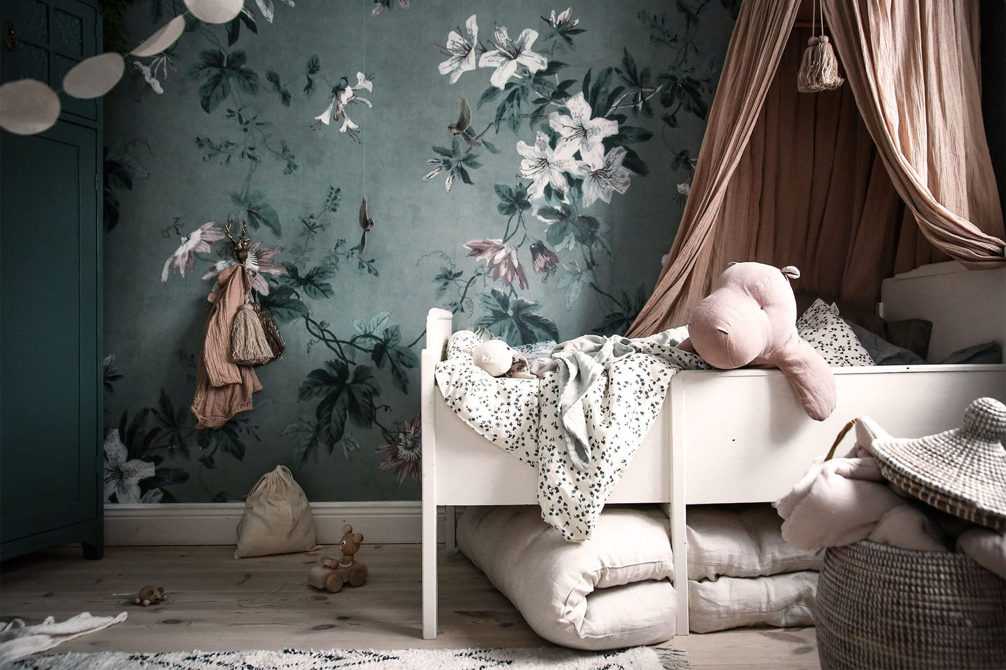 Sandberg wallpaper - Faded Passion Green (Mural)